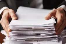 Martelo de juiz sobre documentos